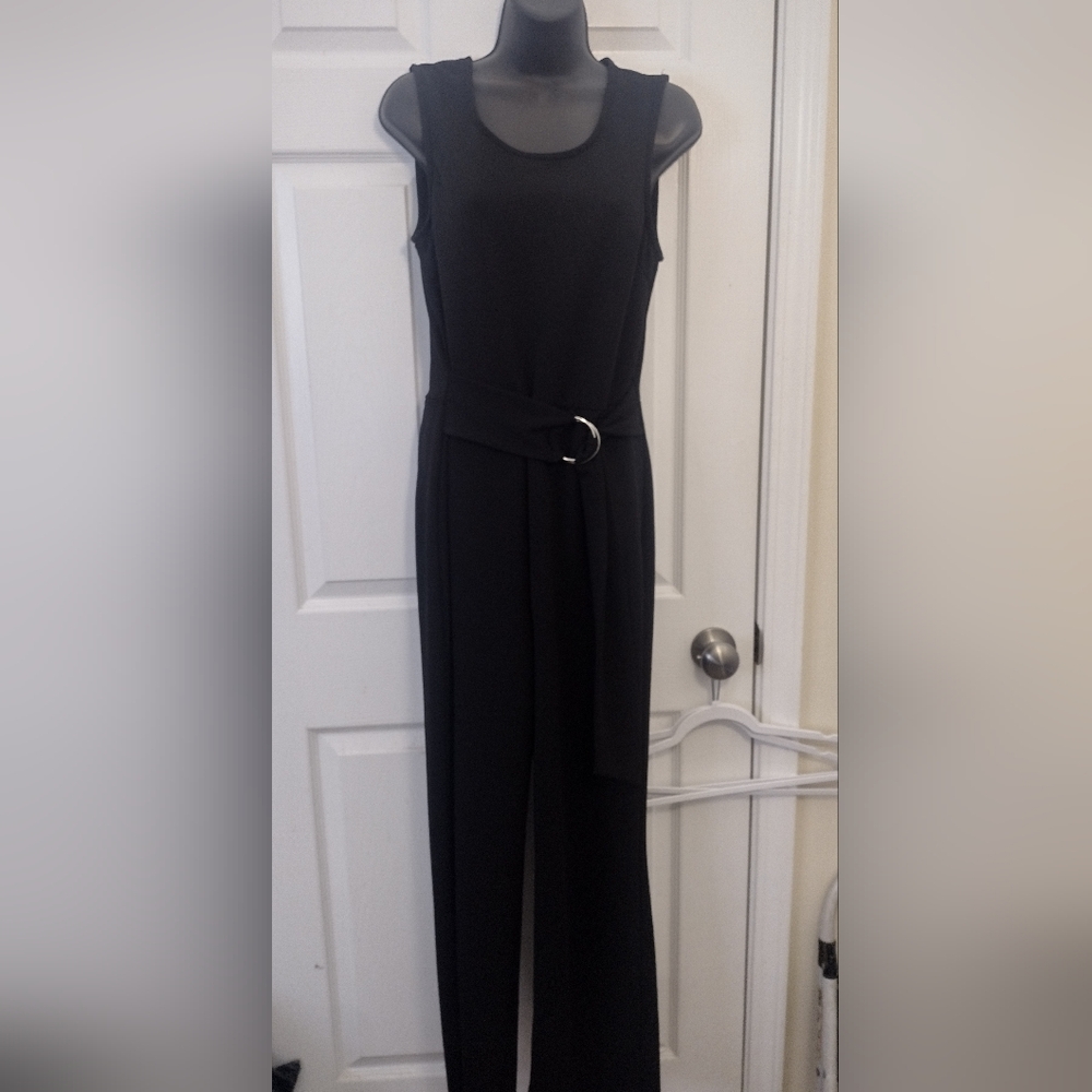 Elegant Black Sleeveless Dress with Belt